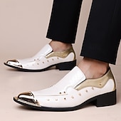 billige Loafers-Herresko i hvitt og gullfarget i kunstskinn med spisse pensko med metalltåhette og sidespennedetaljer. Luksuriøst, formelt fottøy for stilige menn, perfekt for bryllup og banketter.
