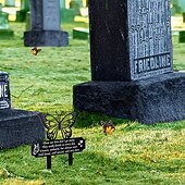 olcso Szobrok-elegáns pillangós kerti emléktábla, időjárásálló sírdísz, dekoratív temetőjelző kültéri udvari gyepre sírdíszítéshez
