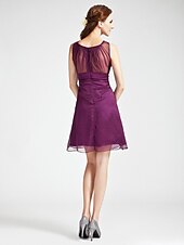 baratos Vestidos para Madrinhas-Princesa / Linha A Vestido de Madrinha Barco Pescoço Sem Manga Transparente Curto / Mini Chiffon com Detalhes em Cristal / Miçangas / Pregueado 2022