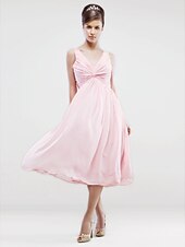 preiswerte Brautjungfernkleider-A-Linie Brautjungfernkleid V-Ausschnitt Ärmellos Offener Rücken Tee-Länge Chiffon mit Überkreuzte Rüschen / Plissee / Perlenstickerei 2022