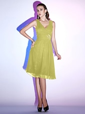 cheap Cocktail Dresses-A-Line Elegant Wedding Guest Cocktail Party Dress V Neck Sleeveless Knee Length Chiffon with Pleats Crystals 2022