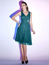 cheap Cocktail Dresses-A-Line Elegant Wedding Guest Cocktail Party Dress V Neck Sleeveless Knee Length Chiffon with Pleats Crystals 2022