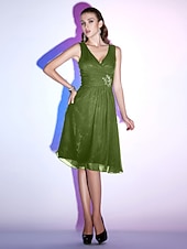 cheap Cocktail Dresses-A-Line Elegant Wedding Guest Cocktail Party Dress V Neck Sleeveless Knee Length Chiffon with Pleats Crystals 2022