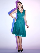 cheap Cocktail Dresses-A-Line Elegant Wedding Guest Cocktail Party Dress V Neck Sleeveless Knee Length Chiffon with Pleats Crystals 2022