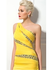 baratos AMARELO-Vestido de Noite Estilo Sheath Vestido Sexy Convidada de Casamento Noivado Cauda de Arrasto Sem Mangas Um Ombro 30D Chiffon Costas Nua com Cristais Pregueados Lantejoulas 2025