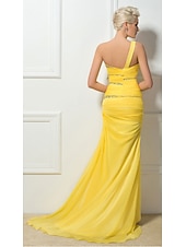 baratos AMARELO-Vestido de Noite Estilo Sheath Vestido Sexy Convidada de Casamento Noivado Cauda de Arrasto Sem Mangas Um Ombro 30D Chiffon Costas Nua com Cristais Pregueados Lantejoulas 2025
