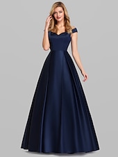 olcso Esküvői vendégruhák-Ball Gown Fekete Ruha Parti Ruha Elegáns Quinceanera Bál Ünnepi Ruha Vállnélküli Rövid Ujjú Padlóhosszig Sátoros Ráncokkal Ruha hogy lenyűgözzön