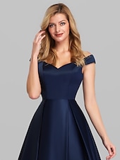 olcso Esküvői vendégruhák-Ball Gown Fekete Ruha Parti Ruha Elegáns Quinceanera Bál Ünnepi Ruha Vállnélküli Rövid Ujjú Padlóhosszig Sátoros Ráncokkal Ruha hogy lenyűgözzön