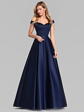olcso Esküvői vendégruhák-Ball Gown Fekete Ruha Parti Ruha Elegáns Quinceanera Bál Ünnepi Ruha Vállnélküli Rövid Ujjú Padlóhosszig Sátoros Ráncokkal Ruha hogy lenyűgözzön