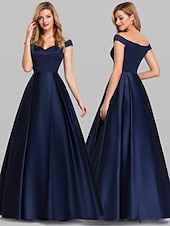 olcso Esküvői vendégruhák-Ball Gown Fekete Ruha Parti Ruha Elegáns Quinceanera Bál Ünnepi Ruha Vállnélküli Rövid Ujjú Padlóhosszig Sátoros Ráncokkal Ruha hogy lenyűgözzön
