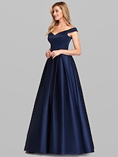 olcso Esküvői vendégruhák-Ball Gown Fekete Ruha Parti Ruha Elegáns Quinceanera Bál Ünnepi Ruha Vállnélküli Rövid Ujjú Padlóhosszig Sátoros Ráncokkal Ruha hogy lenyűgözzön