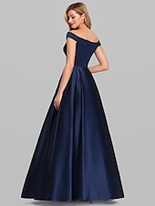 olcso Esküvői vendégruhák-Ball Gown Fekete Ruha Parti Ruha Elegáns Quinceanera Bál Ünnepi Ruha Vállnélküli Rövid Ujjú Padlóhosszig Sátoros Ráncokkal Ruha hogy lenyűgözzön