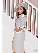 tanie Długość herbaty-Sukienka Kąpielowa Matki Panny Młodej Gość Wesele Elegancka Vintage Plus Size Szeroki Dekolt Do Kolan Satyna z Wstążką  Sznurkiem Kryształami sukienka na wyścig Derby Sukienka Dzień Wyścigu 2025