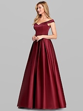 olcso Esküvői vendégruhák-Ball Gown Fekete Ruha Parti Ruha Elegáns Quinceanera Bál Ünnepi Ruha Vállnélküli Rövid Ujjú Padlóhosszig Sátoros Ráncokkal Ruha hogy lenyűgözzön