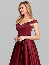 olcso Esküvői vendégruhák-Ball Gown Fekete Ruha Parti Ruha Elegáns Quinceanera Bál Ünnepi Ruha Vállnélküli Rövid Ujjú Padlóhosszig Sátoros Ráncokkal Ruha hogy lenyűgözzön