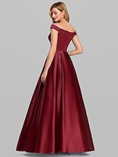 olcso Esküvői vendégruhák-Ball Gown Fekete Ruha Parti Ruha Elegáns Quinceanera Bál Ünnepi Ruha Vállnélküli Rövid Ujjú Padlóhosszig Sátoros Ráncokkal Ruha hogy lenyűgözzön