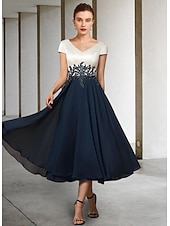 baratos Comprimento do chão-Vestido em A Linha Mãe da Noiva Convidada de Casamento Elegante Decote em V Comprimento Chá Chiffon Cetim Renda Manga Curta com Pregas Apliques 2025 tamanho personalizado gratuito