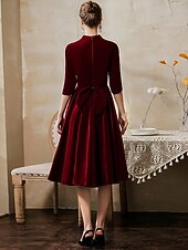 tanie Sukienki koktajlowe-Krój A Lekko nad kolana Sukienka koktajlowa Sukienki imprezowe Zabytkowe Impreza Mała czarna sukienka Rękaw 1/2 W serek Gość weselny Party Wear Jesienny gość weselny Aksamit z Gładki