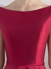 abordables Robes de fête-Robe de soirée en A Robe rouge verte Invité de mariage Tenue de fête Asymétrique Sans manches Col bijou Satin avec un style épuré pour impressionner 2025