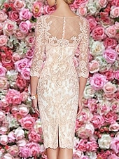 economico Lunghezza del tè-Abito da Sposa Sheath Abito Ospite di Matrimonio Taglie Forti Sexy Trasparente Collo Bateau Lunghezza al Ginocchio in Pizzo Maniche a 3/4 con Pieghe Applicazioni per impressionare Taglia