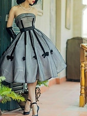 preiswerte Cocktailkleider-A-Linie Cocktailkleider Elegantes Kleid Hochzeitsgast Partybekleidung Knielang Ärmellos Schulterfrei Satin mit Sash  Band Falten Kleider