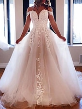 preiswerte Luxuriöse Hochzeitskleider-Strandhochzeit Verlobung formelle Hochzeitskleider Ballkleid schulterfrei kurze Ärmel Kapellenzug Spitze Brautkleider mit Knöpfen Applikationen