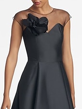 abordables Longueur de cheville-Robe de mariage invitée en A élégante robe de mariage invitée fête de mariage asymétrique sans manches décolleté en bijou satin avec fleur d&#039;épaule