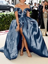 preiswerte Sekt-A-Linie Abendkleid Promi-Stil Kleid Karneval Hochzeitsfeier Bodenlänge Ärmellos Off-Shoulder Satin mit gerafftem Maskeradenkleid