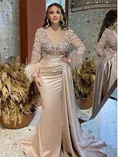billige champagne-Mermaid Aftenkjole Elegant Kjole Formell Bryllup Domstol Tog Langermet V Utringning Sateng med Fjær Glitter Rynket Maskeradekjole