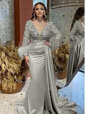 billige champagne-Mermaid Aftenkjole Elegant Kjole Formell Bryllup Domstol Tog Langermet V Utringning Sateng med Fjær Glitter Rynket Maskeradekjole