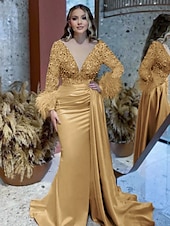 billige champagne-Mermaid Aftenkjole Elegant Kjole Formell Bryllup Domstol Tog Langermet V Utringning Sateng med Fjær Glitter Rynket Maskeradekjole