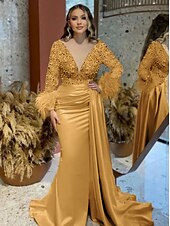 billige champagne-Mermaid Aftenkjole Elegant Kjole Formell Bryllup Domstol Tog Langermet V Utringning Sateng med Fjær Glitter Rynket Maskeradekjole