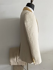 preiswerte Hochzeitsanzüge-Zweiteiliger Herren-Smoking aus champagnerfarbenem Jacquard-Stoff, schmal geschnitten – ideal für Hochzeiten, Abschlussbälle und Dinnerpartys. Der Anzug besteht aus einem einreihigen Blazer mit Schalkragen und passender Hose. Erhältlich in Burgunderrot, G