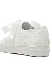 preiswerte Braut-Braut-Spitzen-Hochzeits-Sneaker – elegante elfenbeinfarbene Low-Top-Sneaker mit Satinband-Schnürsenkeln und Strass-Details für Bräute und besondere Anlässe