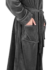 preiswerte Morgenröcke-Herren Schlafanzug Morgenmantel Bademantel 1 pcs Glatt Stilvoll Brautkleider schlicht Komfort Heim Täglich Bett Vlies Komfort Warm Kapuzenpullover Langarm Tasche Herbst Winter Schwarz Dunkelblau