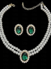 abordables Collier pour femme-ensemble élégant de collier de perles et de boucles d&#039;oreilles en pierres précieuses vertes – bijoux d&#039;inspiration vintage pour les occasions formelles