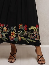 preiswerte abendkleider-Besticktes Maxikleid für Damen, V-Ausschnitt, lange Ärmel, Blumenmuster, Folk-inspiriert, schwarz, mehrfarbig, elegant, leger bis halbformell, für Frühling und Herbst, leicht, bequeme Passform, in