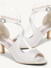 preiswerte Cocktail-Damen Hochzeitsschuhe Brautschuhe Schnalle Kätzchenabsatz Offene Spitze Minimalismus Satin Knöchelriemen Schwarz Weiß Elfenbein
