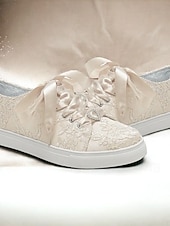 preiswerte Braut-Braut-Spitzen-Hochzeits-Sneaker – elegante elfenbeinfarbene Low-Top-Sneaker mit Satinband-Schnürsenkeln und Strass-Details für Bräute und besondere Anlässe