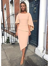 preiswerte Teelänge-Sheath Kleid der Mutter der Braut Hochzeitsgast Elegantes Einfaches Plus Size Juwel Dekolleté Asymmetrisch Knie Länge Charmeuse Halblange Ärmel mit Stufen kostenlose Sondergröße