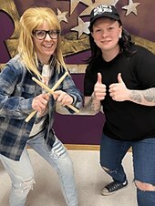 tanie Peruki historyczne-Peruka Garth z lat 90-tych gitarzysta rocker blond mullet peruka dla mężczyzn punk heavy metal blond mullet peruki kompatybilne z peruką Garth na karnawał Halloween