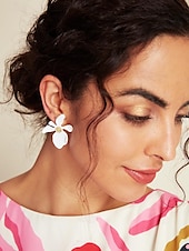 billiga Kvinnors örhänge-chica vita blommiga örhängen - stora kronbladsdesign med kristallcentrum för bröllop och speciella evenemang