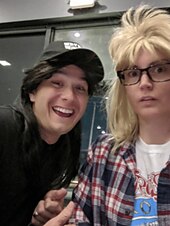 tanie Peruki historyczne-Peruka Garth z lat 90-tych gitarzysta rocker blond mullet peruka dla mężczyzn punk heavy metal blond mullet peruki kompatybilne z peruką Garth na karnawał Halloween