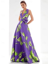 billige blomster-A-Linje Kveldsdrakt Elegant Kjole Formell Gulv Lengde Uten Ermer V Uten Ermer Sateng med Blomstertrykk Sløyfer Bryllupsgjest Kjole
