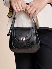 abordables Bolsos de mano y tote-Bolso de mano clásico de piel negra para mujer: elegante cierre de solapa con herrajes en tono dorado, perfecto para uso profesional y de noche.