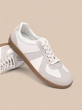 billiga Damsneakers-damsneakers i retro vit mocka och läder - avslappnade gympaskor för vardagskomfort