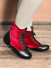tanie Buty vintage-damskie wiktoriańskie botki sznurowane w kolorze czerwonym i czarnym z kontrastowym zamszem i skórą - buty na płaskim obcasie inspirowane stylem vintage na cosplay i formalne imprezy