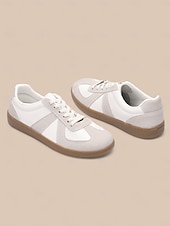billiga Damsneakers-damsneakers i retro vit mocka och läder - avslappnade gympaskor för vardagskomfort