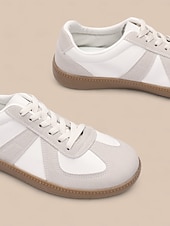 billiga Damsneakers-damsneakers i retro vit mocka och läder - avslappnade gympaskor för vardagskomfort