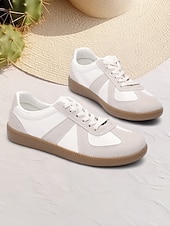 billiga Damsneakers-damsneakers i retro vit mocka och läder - avslappnade gympaskor för vardagskomfort
